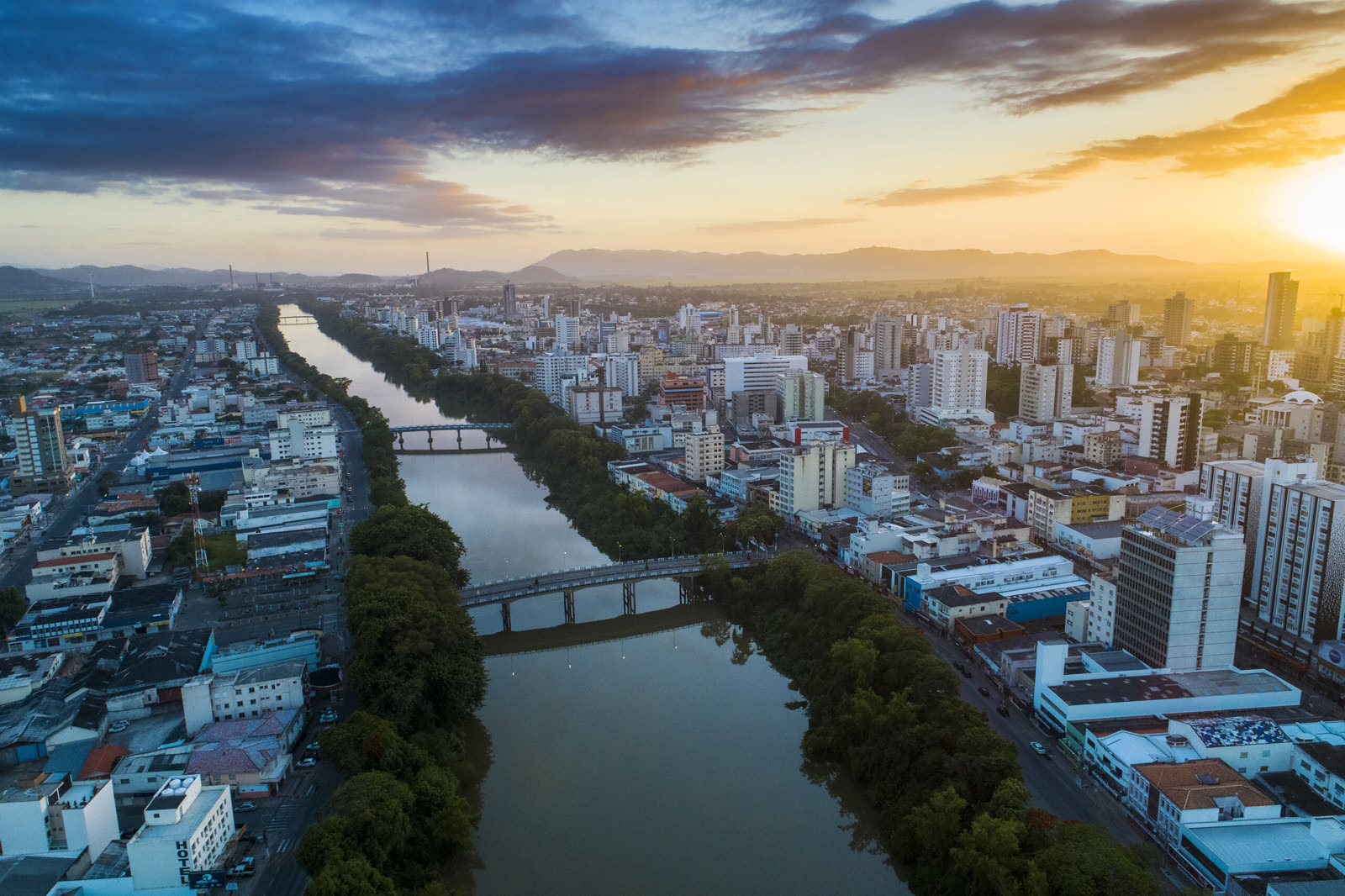 Vista aérea de Tubarão, Santa Catarina, com o rio Tubarão cruzando a cidade